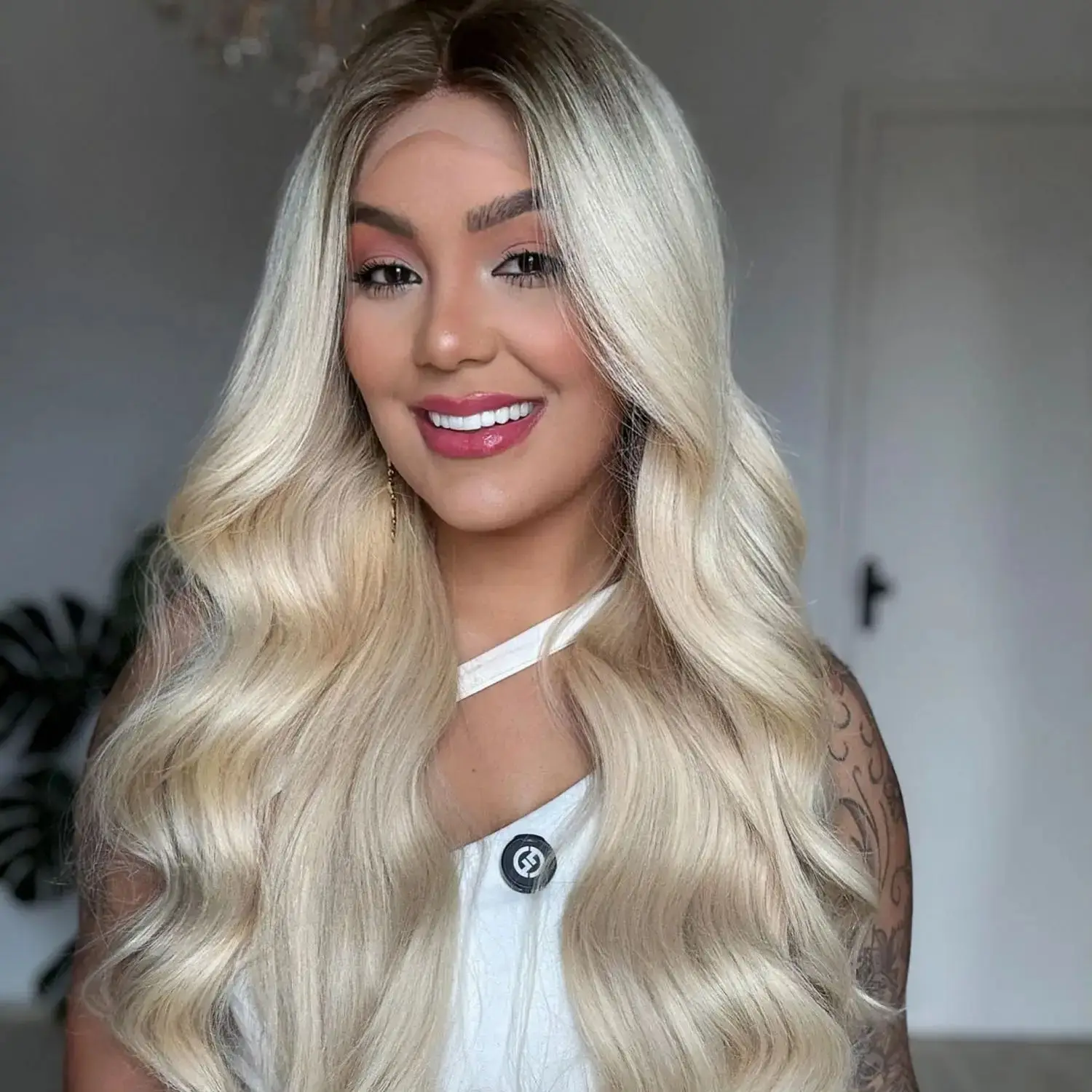 

Long Natural Body Wave Women's Wig 13x4 Middle Part Ombre Light Ash Blonde Synthetic HD Transparent Lace Front Wig Daily Used