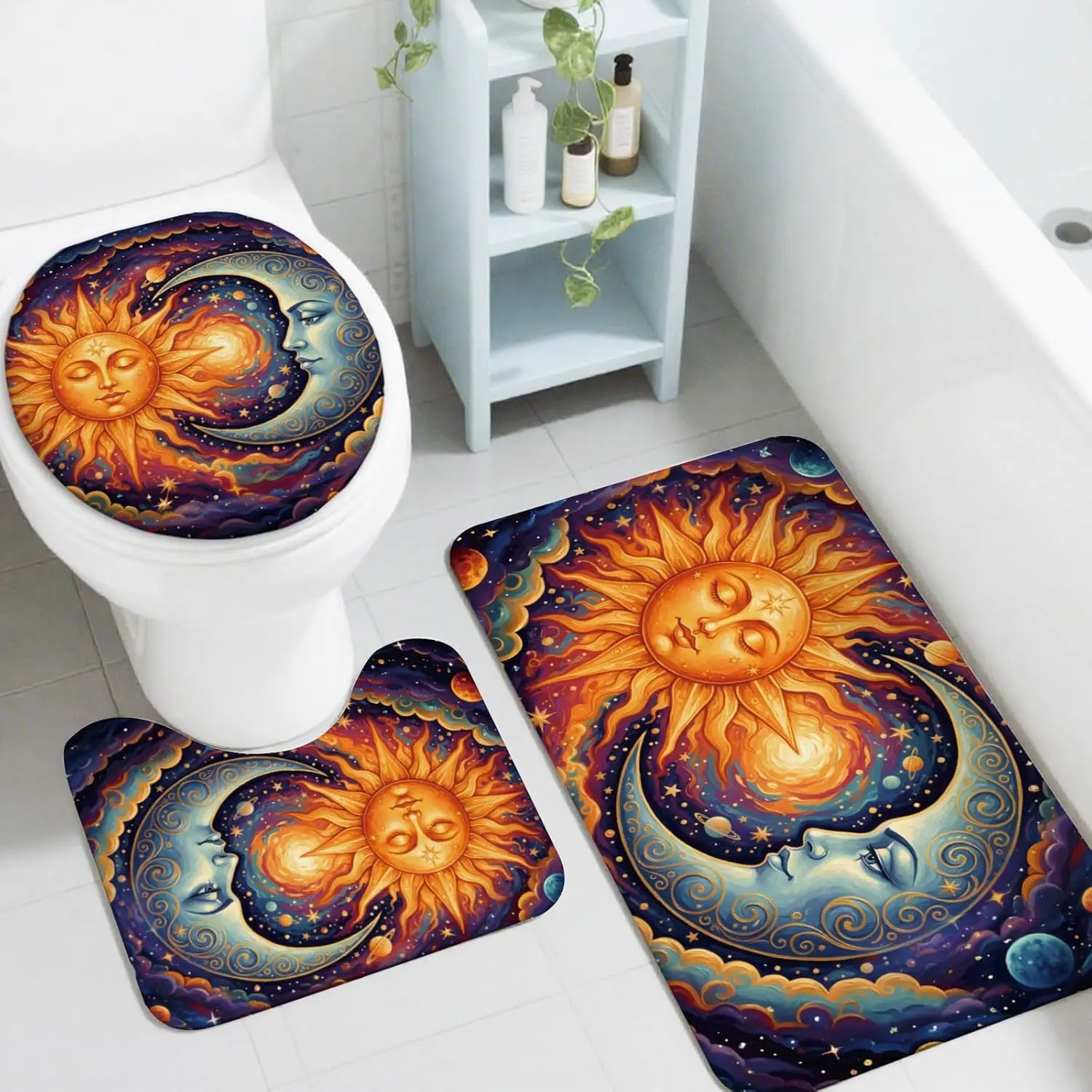 

Набор ковриков для ванной Sun & Moon – комплект из 3 предметов в стиле космического ретро: коврик для ванной, накладка на крышку унитаза и U-образный коврик, нескользящие, моющиеся.