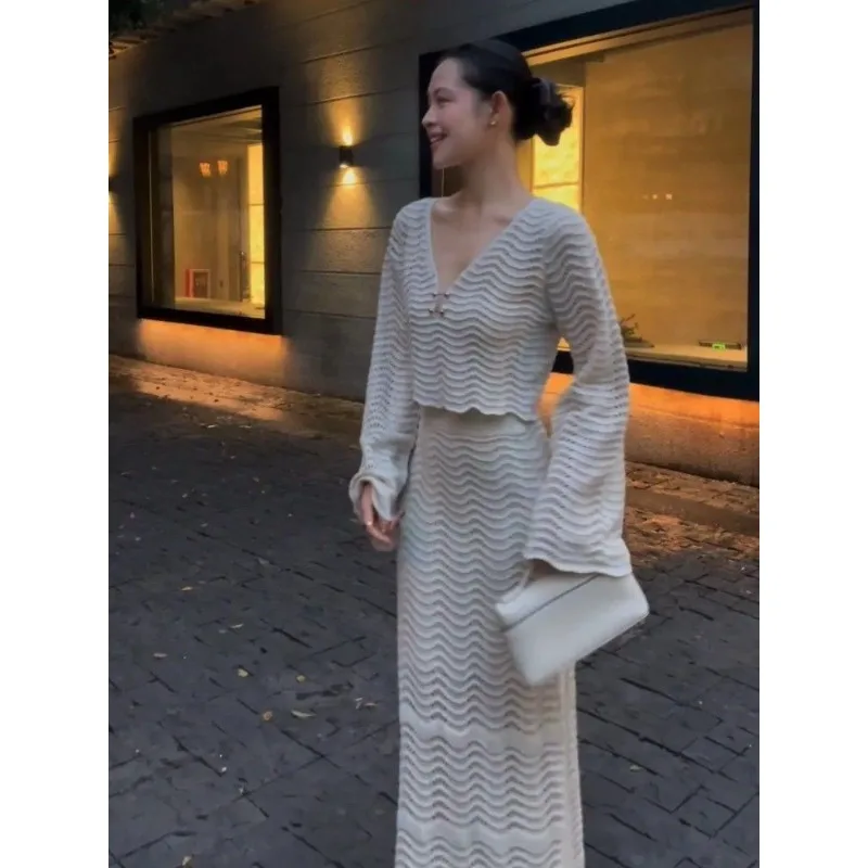 

2025 Autumn New Arrival: Super Nice, Elegant, Decent, High-class Temperament White Top and Skirt Set
