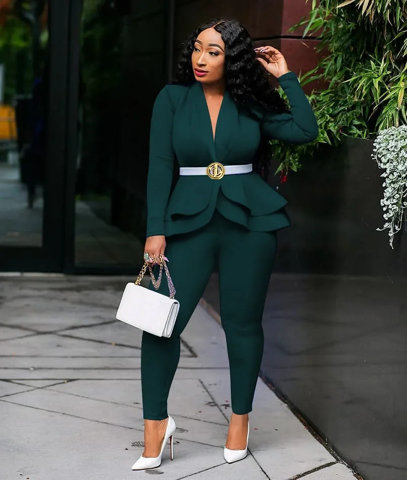 Herbstliches Damen-Outfit, bestehend aus zwei Teilen: ein einfarbiges Oberteil mit V-Ausschnitt und langen Ärmeln, ein Blazer mit Peplum-Saum und eine Bleistiftrockhose – ein elegantes, formelles Business-Outfit für den Büroalltag, erhältlich in großen Größen. – Detail 12