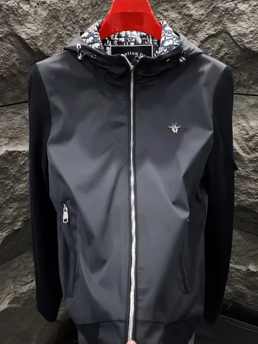 

Новая весенняя мужская легкая роскошная куртка с капюшоном, удобная, универсальная, модная, приталенная, на молнии, декорированная, защита...