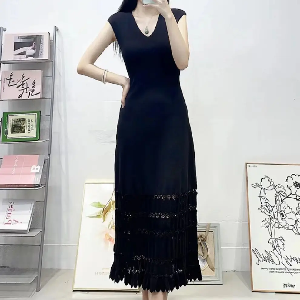 Letnia kolekcja 2024: Damska, dopasowana, dzianinowa bluzka z dekoltem w serek, wysokim stanem, wyszczuplająca, elegancka, z cienkiego włókna jedwabiu chińskiego.