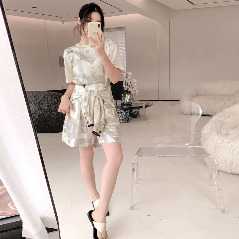 

Holiday Silk Outerwear Casual Double Layered Hooded Top And orts Set for Women Faionable Loose Fit Comfortable Ensemble