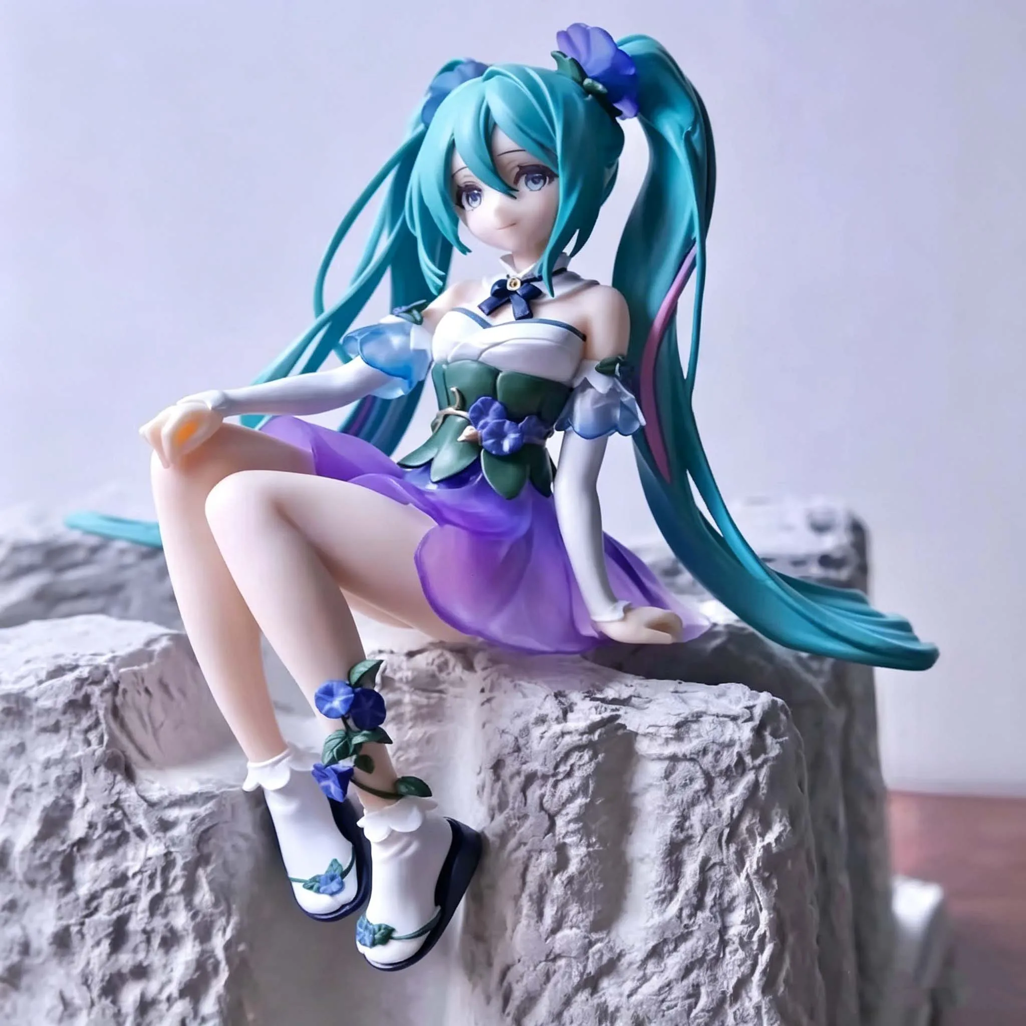 Hatsune Miku Niedliche Anime-Figur Sitzende Schönheits-Mädchen-Figur Kawaii Actionfigur PVC Raumdekoration Sammlerstück Modellpuppe Geschenke