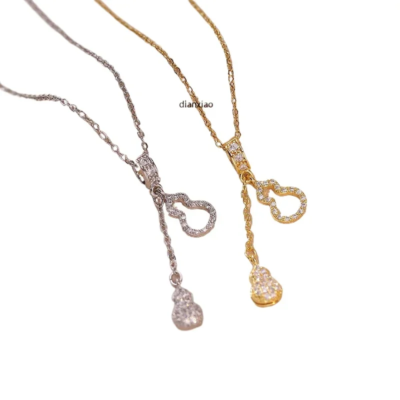 В 2025 году ожерелья из титановой стали будет нишевым нового модного аксессуара для женщин, с цепочками на ключицу и модными кисточками.