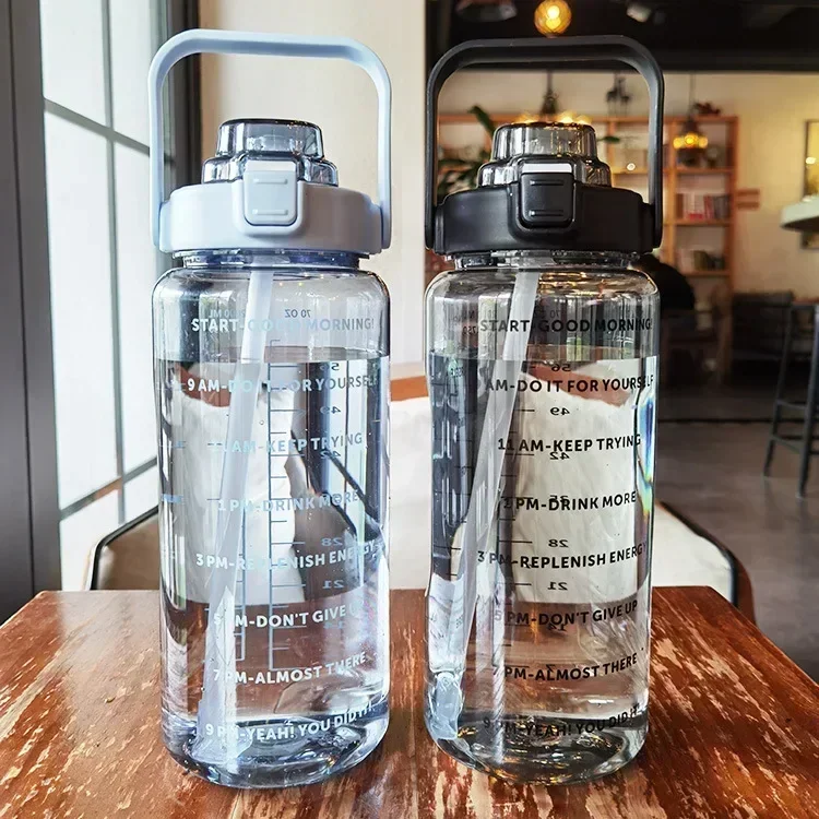 2L Wasserflasche, tragbarer Strohhalm-Wasserbecher aus Kunststoff für Outdoor-Sportarten, Fitness, Erwachsene, hochwertiger großer Fettbecher mit Zeitmarkierung – Detail 3