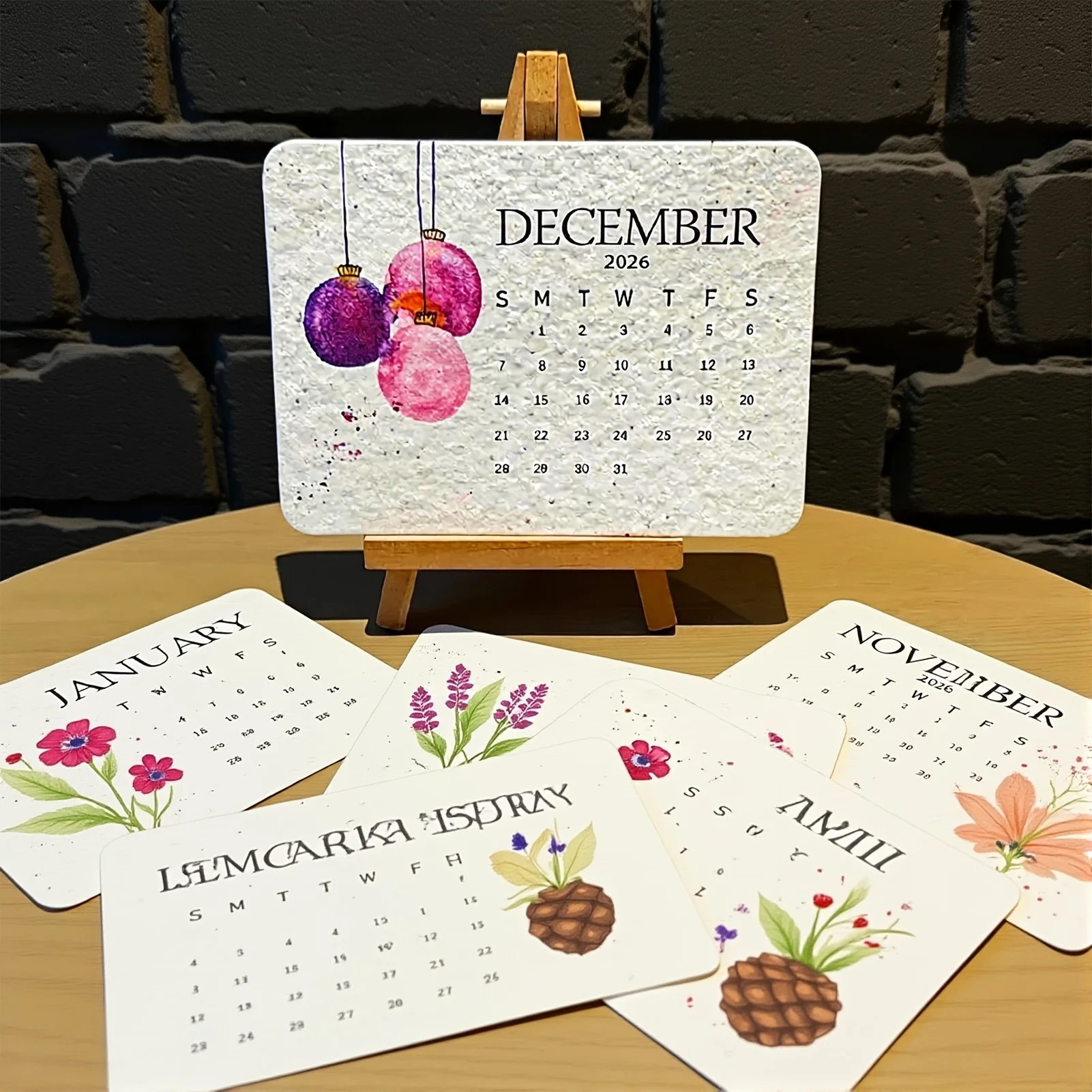 تقويم ورقي للبذور قابل للزراعة لعام 2026 مع حامل واقف، مخطط صديق للبيئة وقابل للتحلل البيولوجي، مخطط شهري مع تواريخ باللغة الإنجليزية