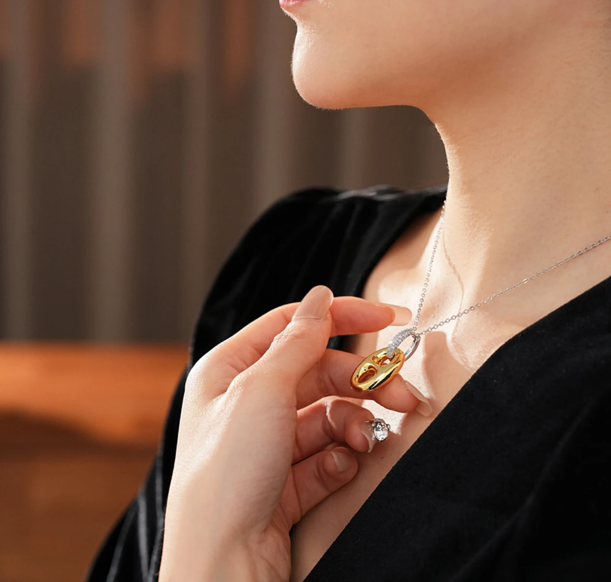 高級デザインのイヤリングネックレスセット、ファッショナブルな欧米風オールマッチイヤリング留め具、ハイエンド感のある女性用ネックレス