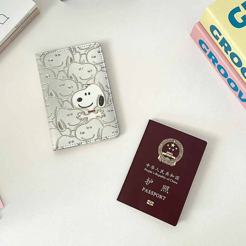 Snoopy ผู้ถือหนังสือเดินทางแฟชั่นผู้ชายผู้หญิงหนัง Pu อุปกรณ์เสริมการเดินทาง ID บัตรเครดิตเอกสารหนังสือเดินทางกระเป๋าสตางค์กระเป๋า
