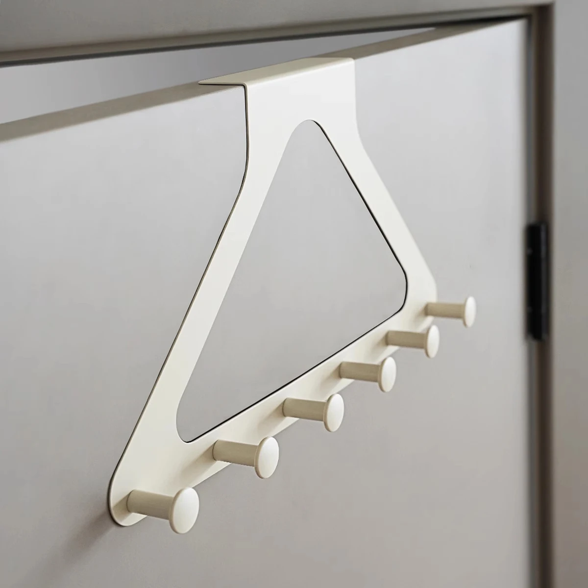 خطاف باب ثلاثي مثبت على الحائط، خالٍ من اللكمات، شماعات لا أثر لها للمعاطف والقبعات والحقائب والمزيد!