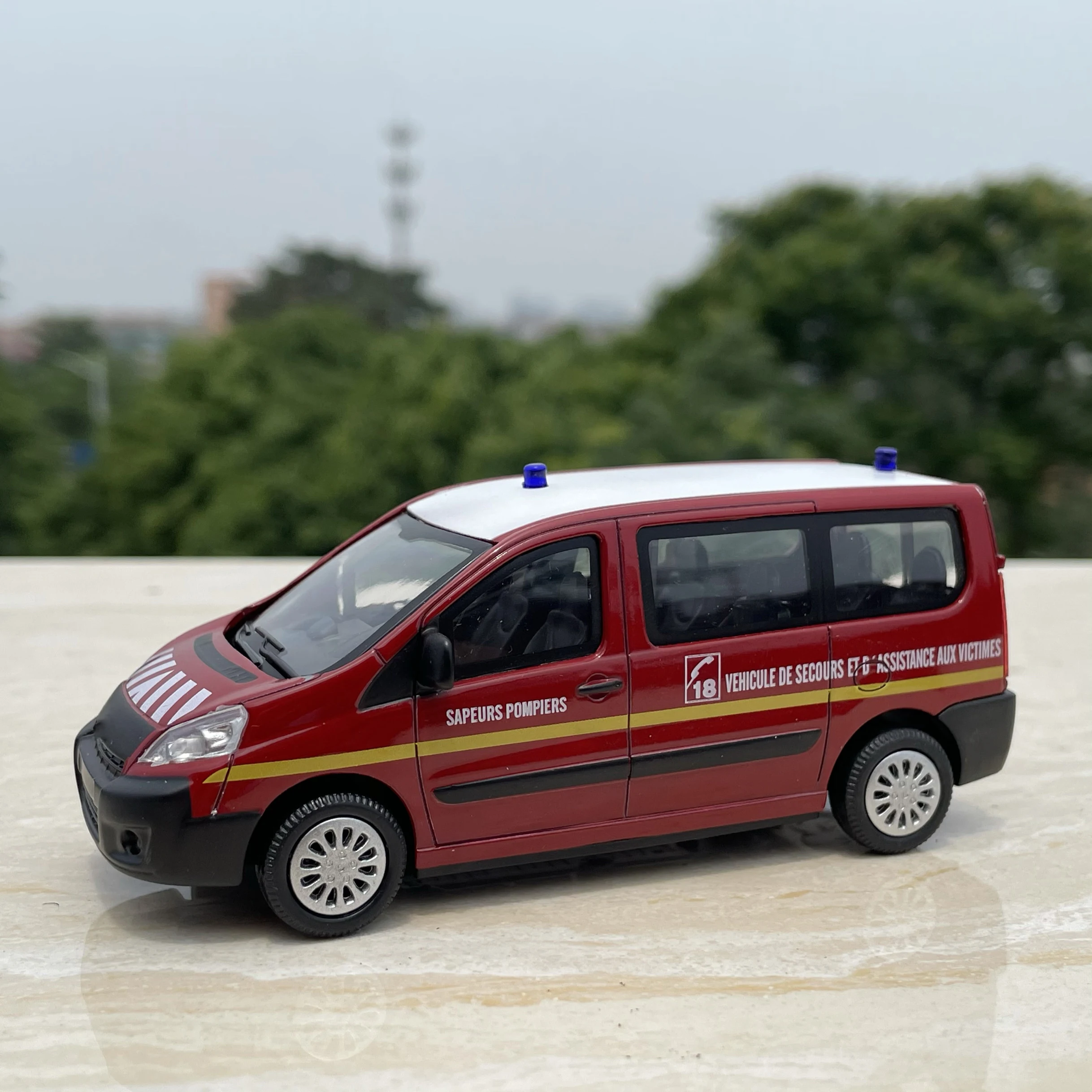 1:43 Scale Diecast Alloy Peugeot Van Rescue Vehicle Toys Cars Model Classics Nostalgia Adult Collection Souvenir Gifts Display