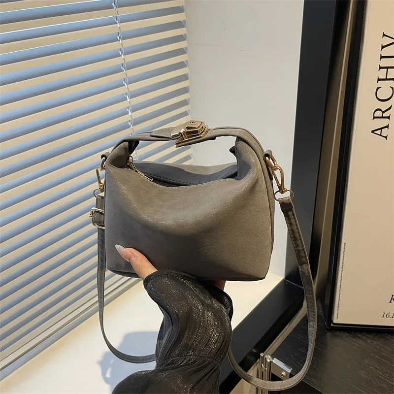 

2025 New fashion and niche design fashionable and trendy bag women's casual shoulder cross-body bag pillow handbag
