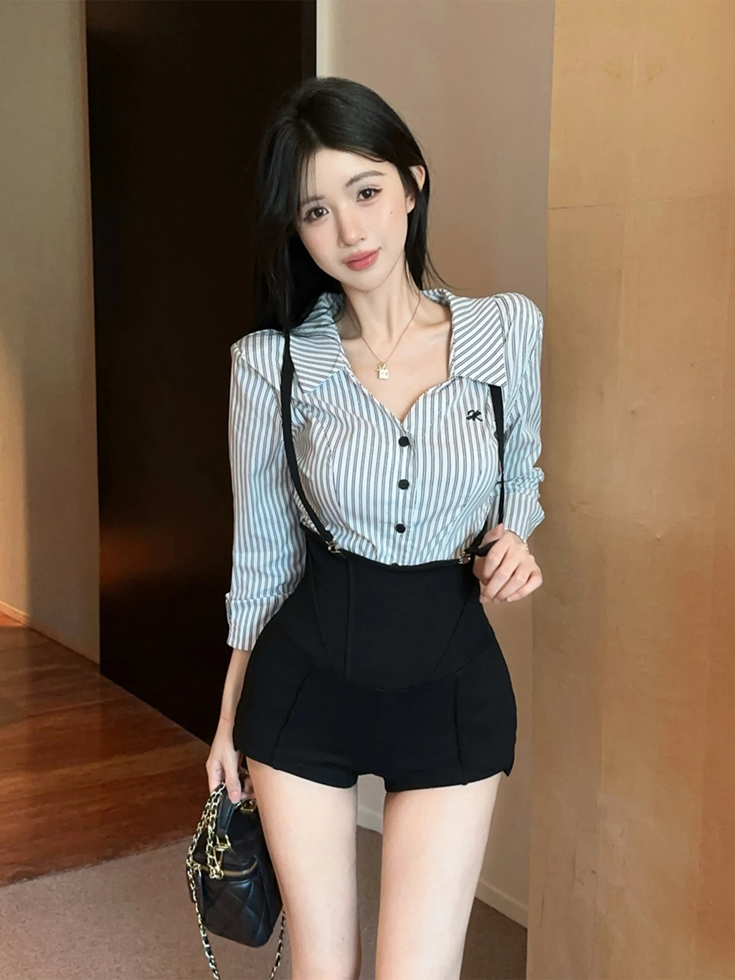 

Весенний модный комплект для женщин больших размеров: полосатая рубашка и шорты с высокой талией, дышащие, с V-образным вырезом, на пуговицах, стильный и сексуальный наряд.