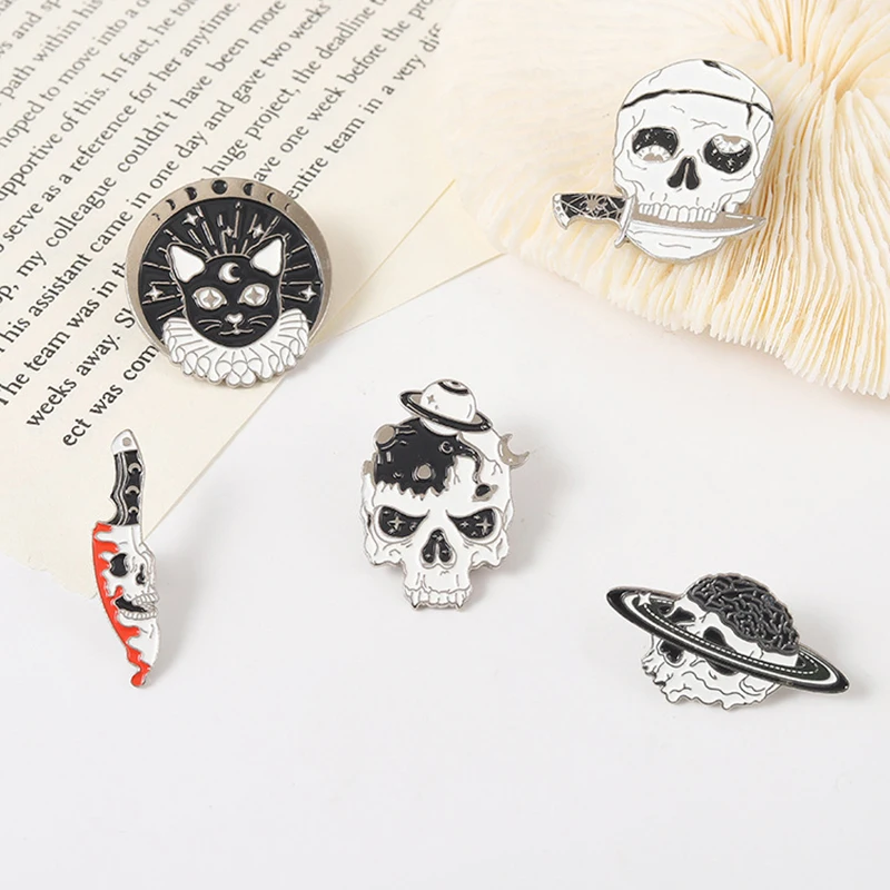 Alfileres esmaltados de Metal con esqueleto de nave espacial de gato de Halloween a la moda, insignias de solapa de calavera con cabeza de cuchillo creativa, broche, accesorios de joyería