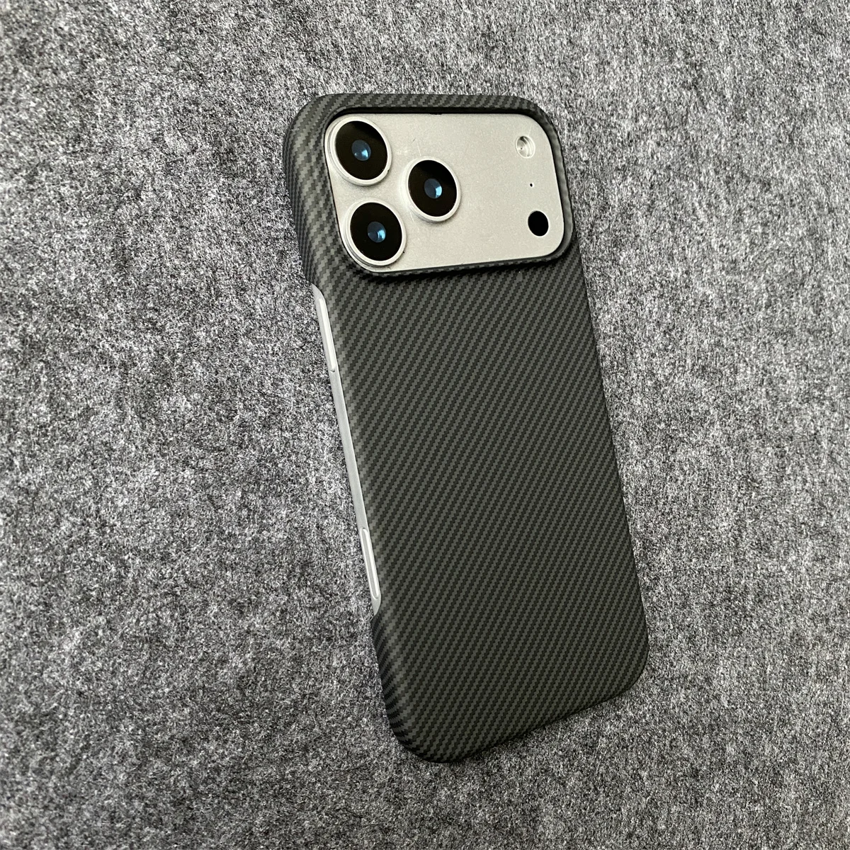 Ultradünne Handyhülle mit Kohlefasermuster für iPhone 17 Air 16 15 Plus 14 13 12 11 Pro Max, rahmenlose, kühlende Lederhülle