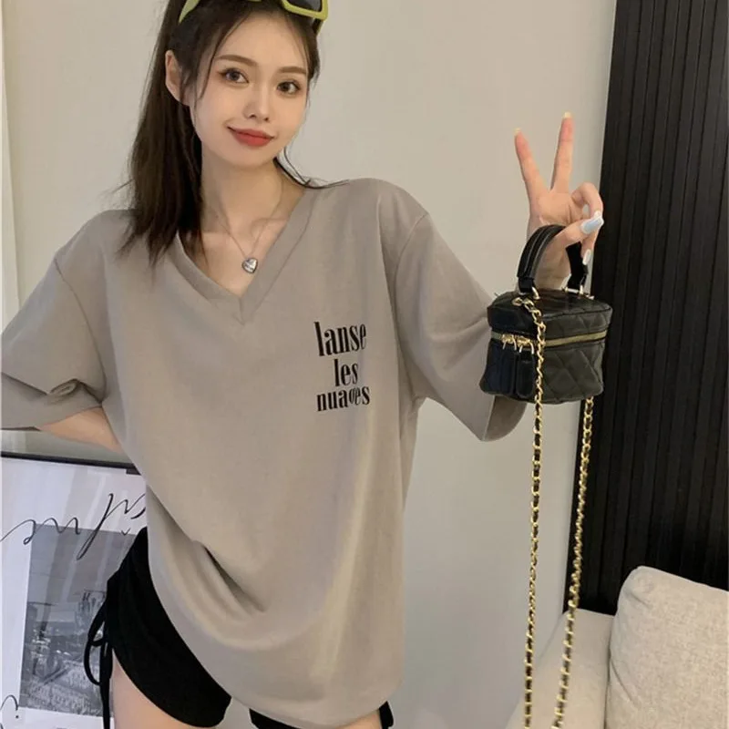 2024 Summer New Short sleeved T-shirt Women's Loose Lower Garment Missing Design Sense Small and Medium Length T-shirt