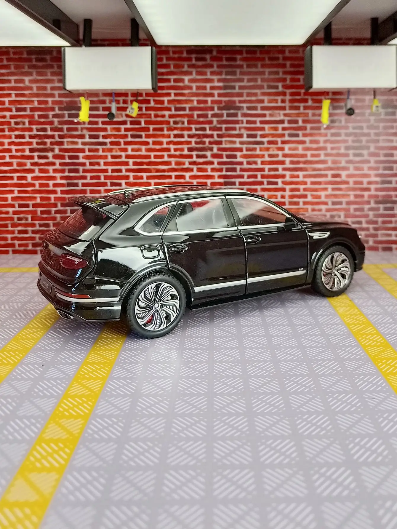 

1:24 SUV Alloy Luxy Car Модель четырехдверная с обеих сторон, которые можно открыть, а также можно открыть передним капотом и двери багажника.