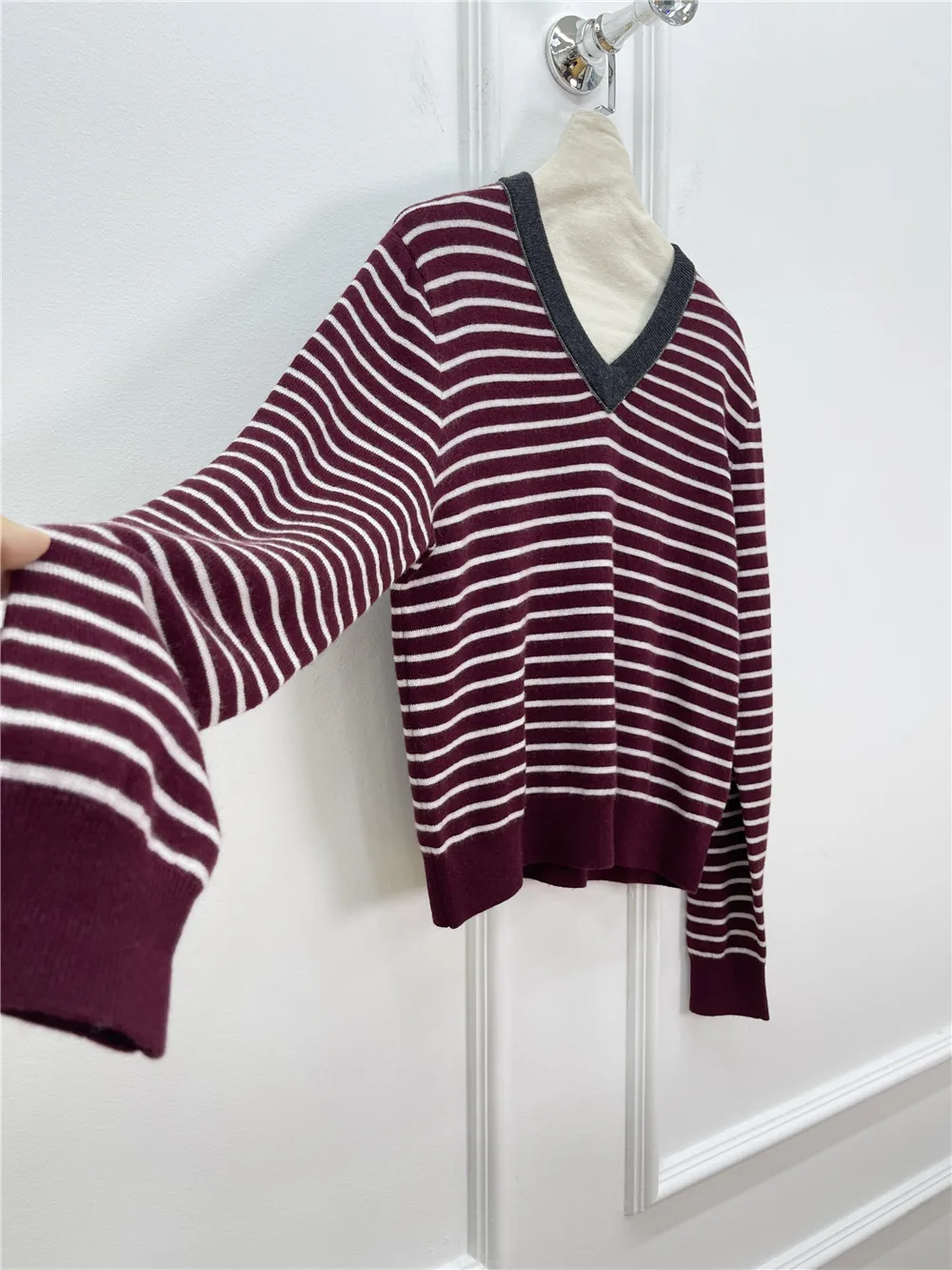 

25 Autumn New Women's Cashmere Wool V-neck Nail Bead Stripe Fashion Versatile Knitted Sweater
