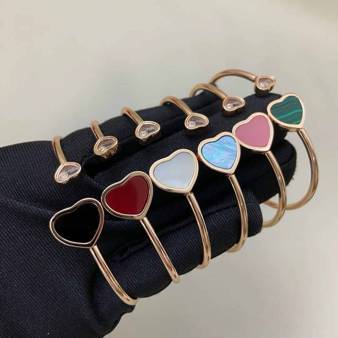 

The 2025 new high version of the Xiao Family's diamond-free mother-of-pearl heart-shaped opening bracelet for women is elegant,