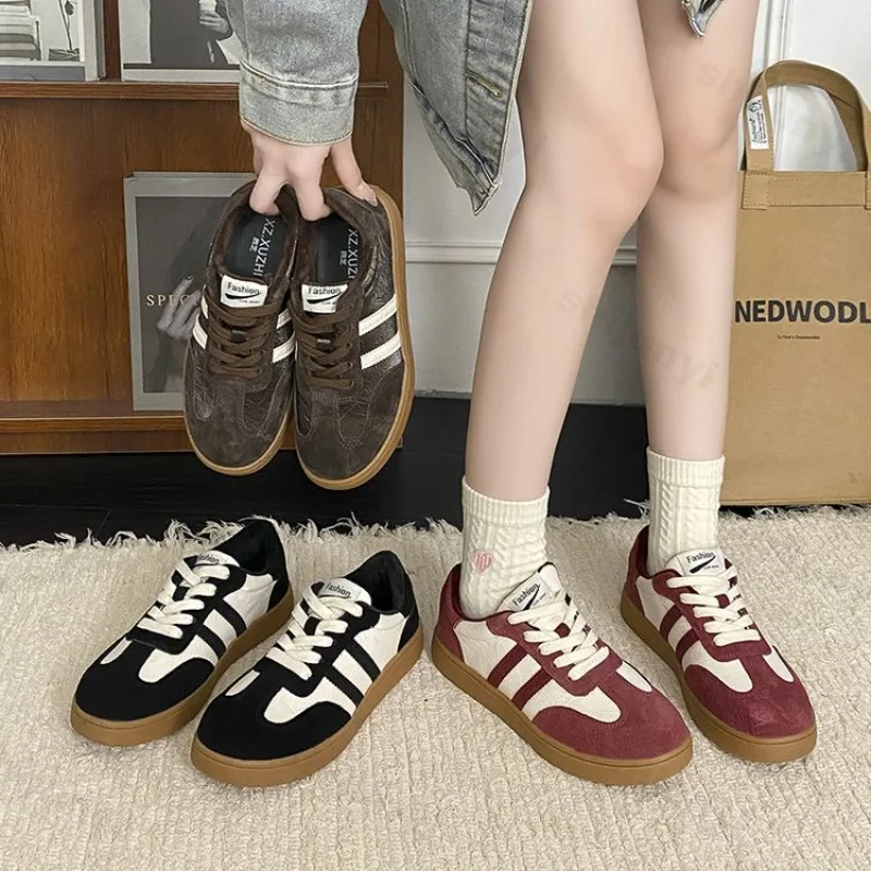 

Винтажная повседневная спортивная обувь с низким берцем на шнуровке для женщин, осень 2024, новый модный тренд, универсальные удобные нескользящие кроссовки на плоской подошве