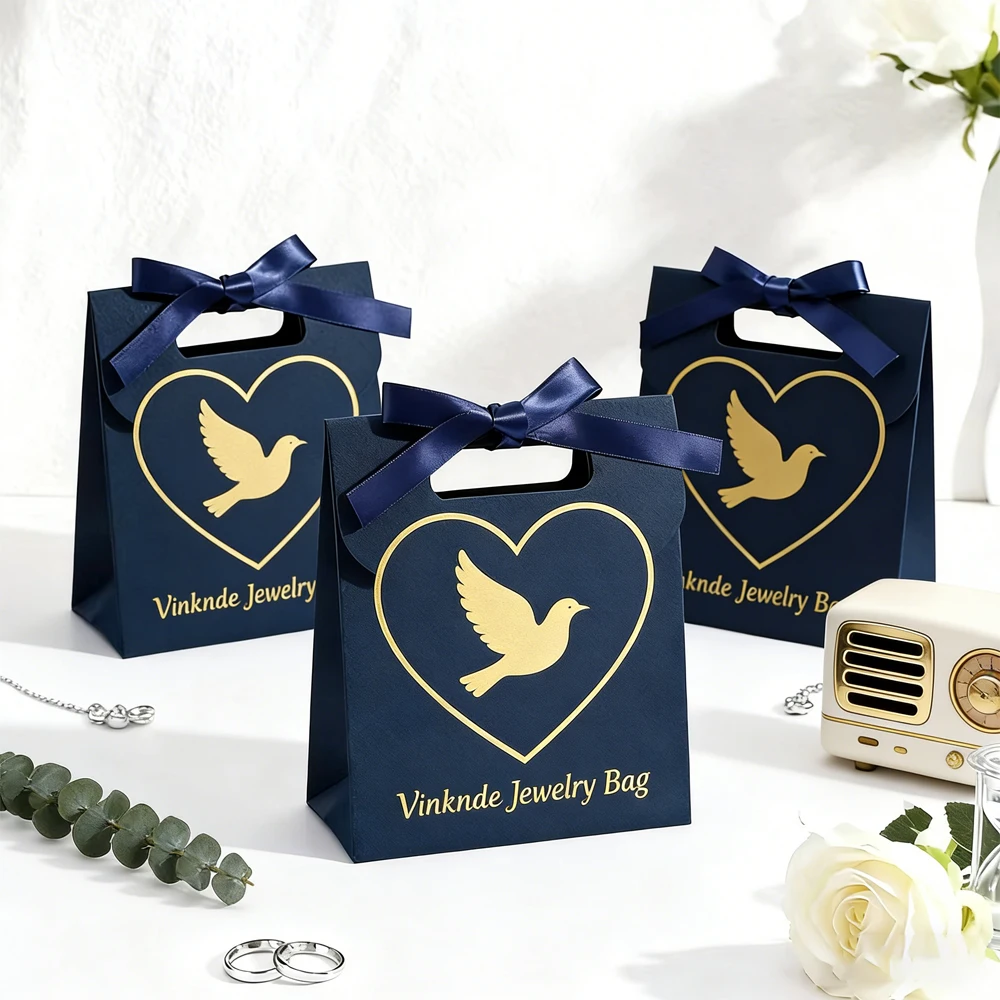 

Подарочный пакет из бумаги с узором личи, 14,5x15,5x7,5 см, темно-синий, с бантом, для косметики, макияжа, конфет, с возможностью нанесения логотипа.