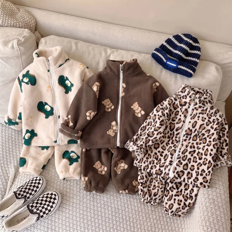Kinder-Hausanzug-Set für Jungen und Mädchen, doppelseitiger Fleece und verdickter Samt-Pyjama mit Jacke, warmes zweiteiliges Set – Detail 1