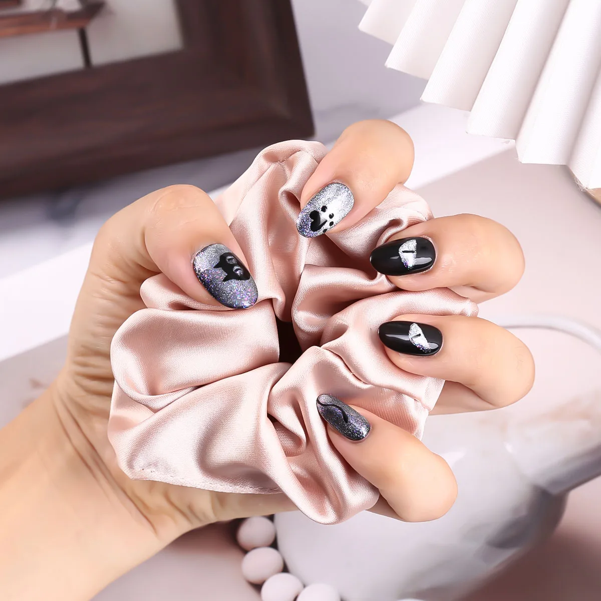 الصحافة اليدوية على الأظافر القوطية الشرير الأسود رسمت باليد الأظافر وهمية غطاء كامل يمكن ارتداؤها الأوروبي منتصف طول نعش الأظافر كاذبة