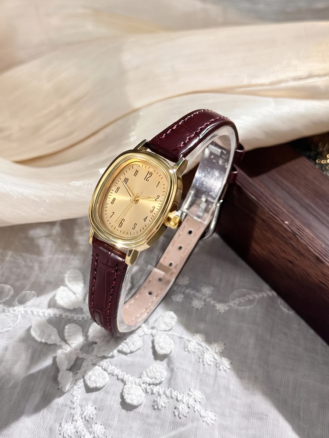 Classic Vintage British Charm Oval Tiny Gold Bead Number Dial PU Leather Strap Fashion Watch for Women