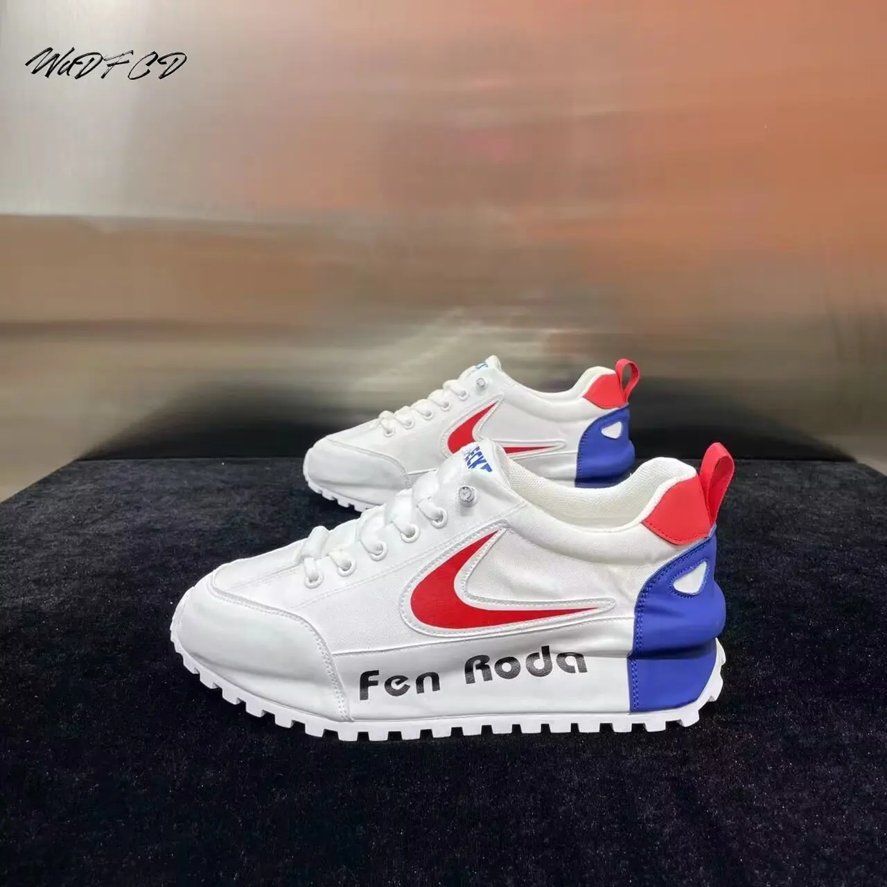 Zapatillas de deporte gruesas para hombre, zapatos informales a la moda, de piel de microfibra, transpirables, con plataforma interna aumentada