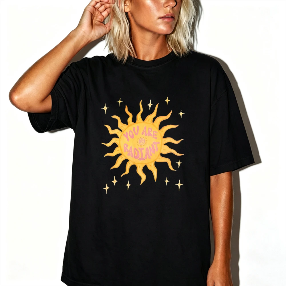 T-shirt en coton pour femme avec citation positive « You Are Radiant » et motif soleil jaune dessiné à la main avec de minuscules étoiles – Hauts d'affirmation inspirants