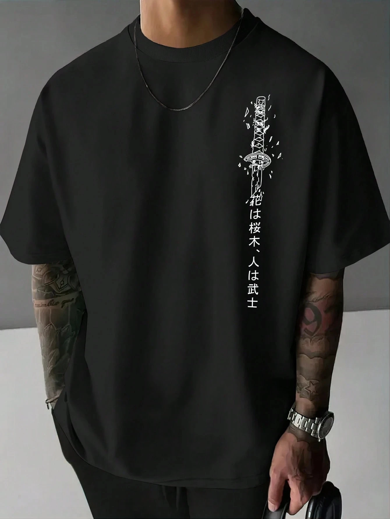 الرجال فضفاضة تناسب جولة الرقبة الكاكي تي شيرت مع غمد السيف الياباني تصميم ملابس للرجال أزياء عارضة قصيرة الأكمام تي شيرت