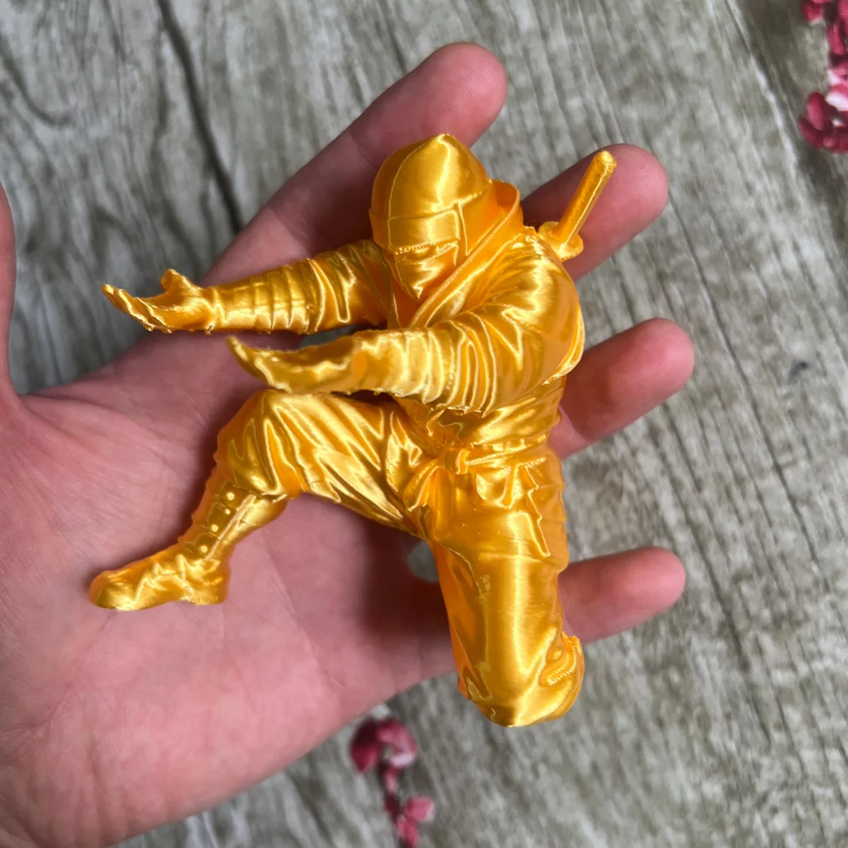 (9*7.8cm) 3D Printed Luxury Gold Ninja Pen Holder Creative Samurai Office Home Desk Decor Stationary Organizer Figure Cool Gift