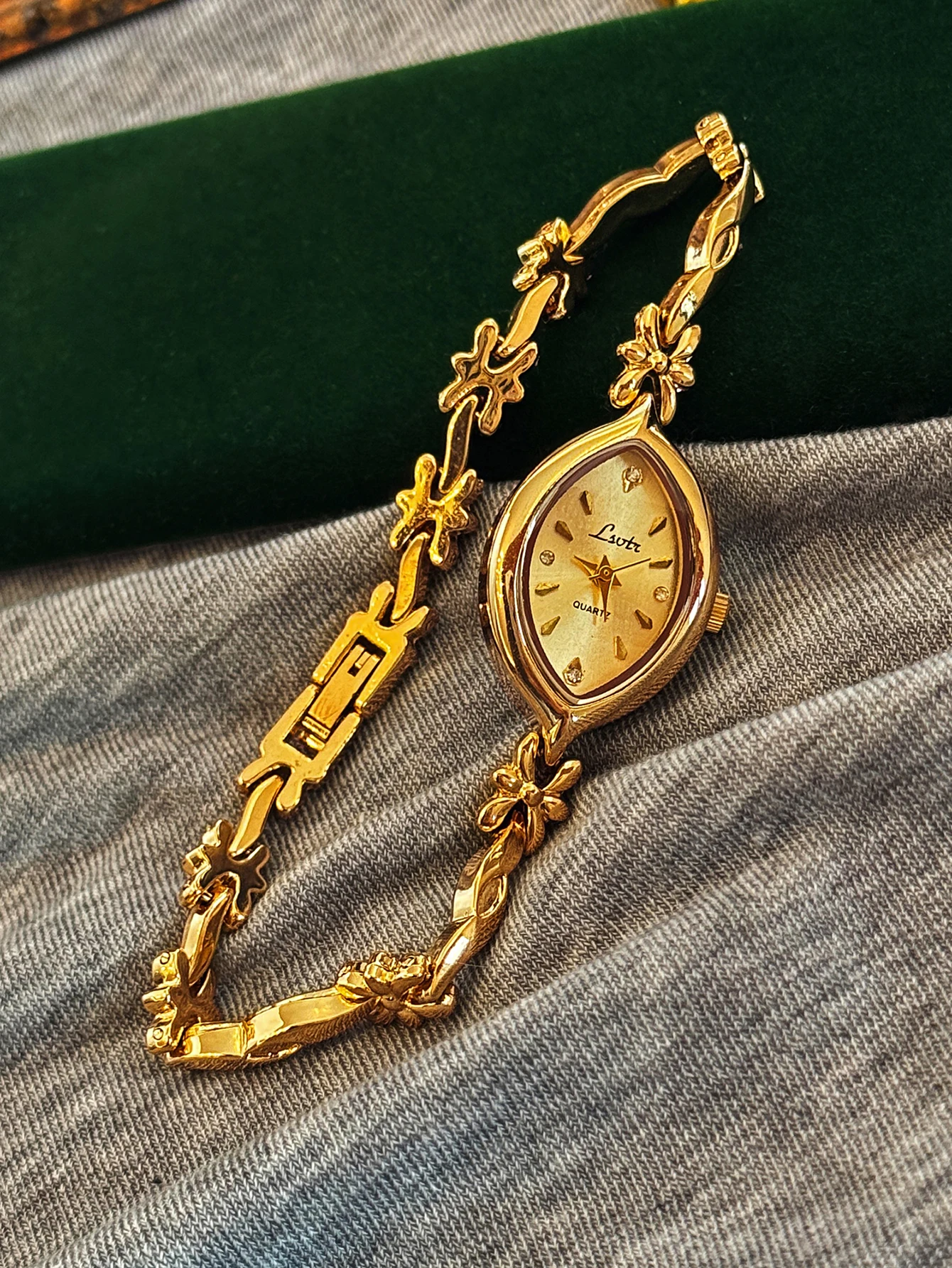 1 Piece of New French-Style Vintage Gold Small Dial Women's Watch, Fashionable, Simple, Elegant, Luxurious, Compact, Waterproof Bracelet-Style Women's Quartz Watch Suitable for Daily Wear, Dinner Parties, and Other Occasions to Decorate the Wrist