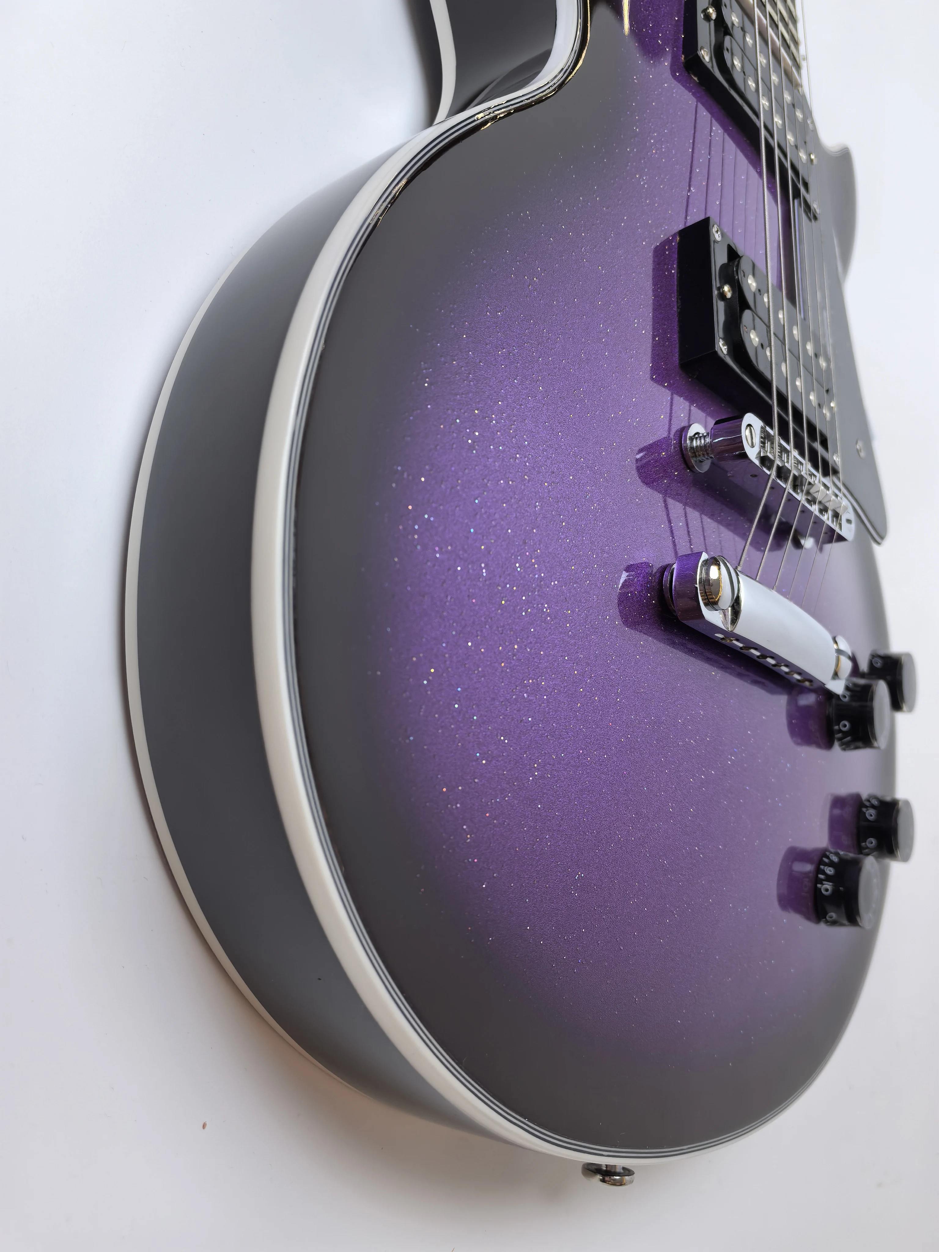 

6-струнная электрогитара из красного дерева, 22 лада, фиолетовый цвет металлик, белый край, лады с круглой головкой, в наличии!