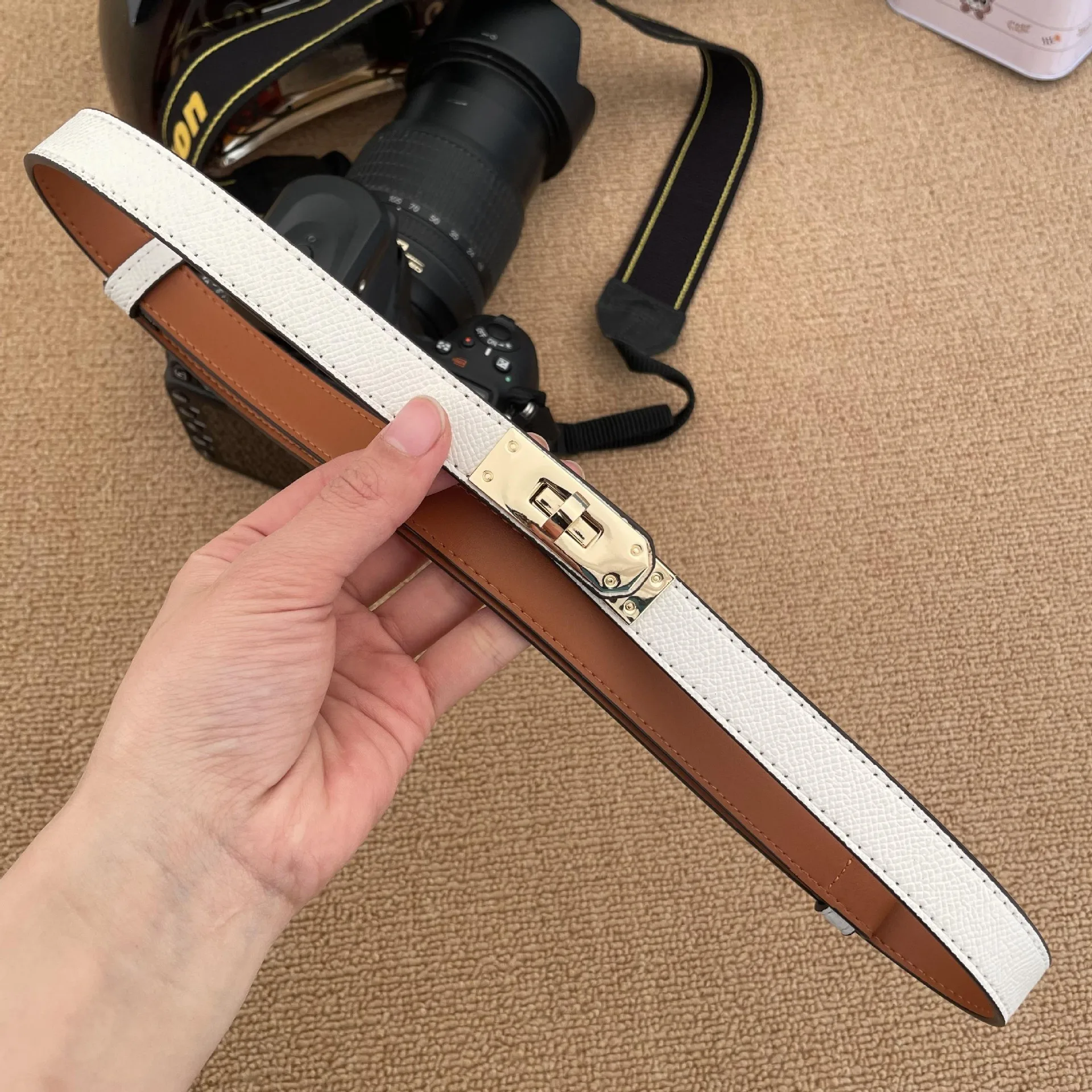 Cintura in pelle da donna Cintura con fibbia in metallo dorato Cintura di moda casual di lusso per jeans e abiti Cinture da donna