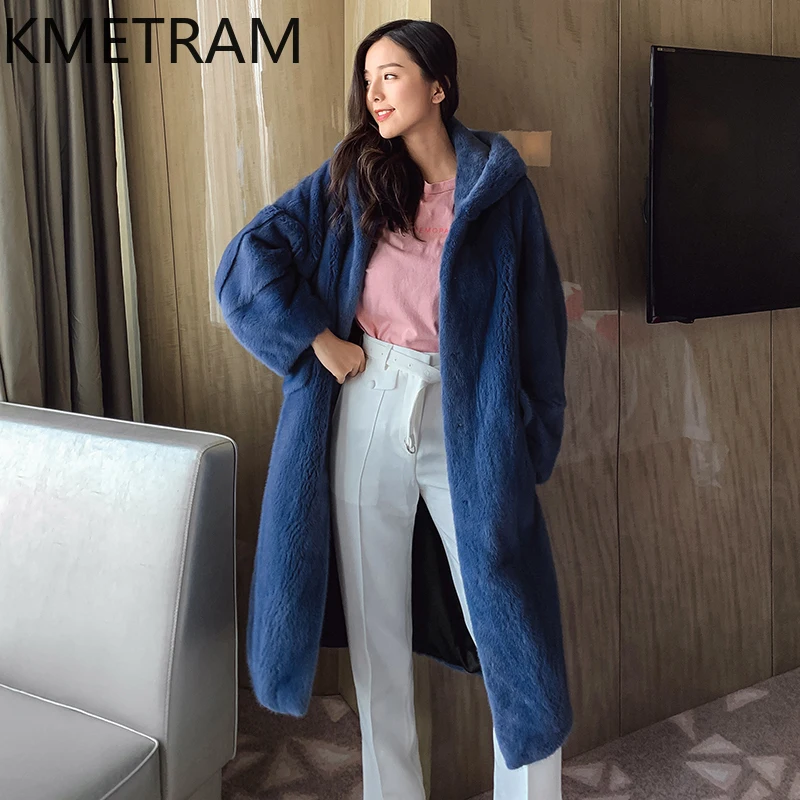 معطف فرو المنك لعام 100% سترة نسائية فاخرة باللون الأزرق الملكي سترة طويلة من الفرو الحقيقي مع غطاء محرك السيارة ملابس شتوية عالية الجودة سترات فروي 2025