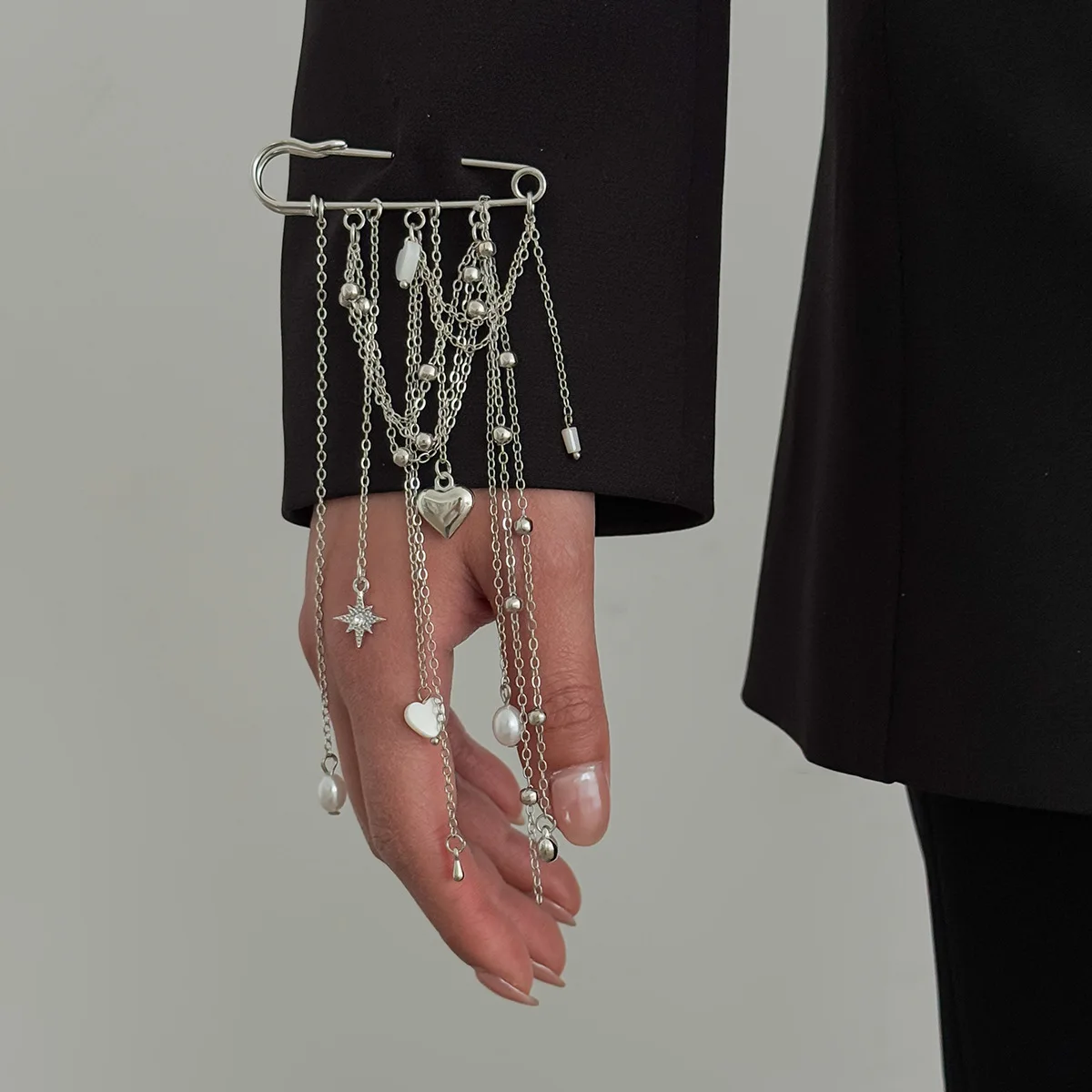 Neue modische mehrlagige Perlen-Quasten-Brosche, herzförmiges Abzeichen, Kleidungsaccessoire, Anstecknadeln für Damen, trendiger Schmuck – Detail 5