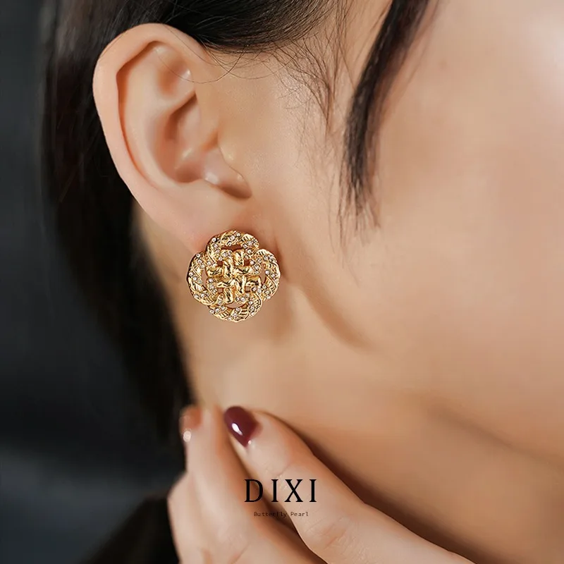 

1031 Classic Xiaoxiangfeng Earrings Light Luxury Fashion High-end Metal Texture Diamond Geometric Petal Stud Earrings