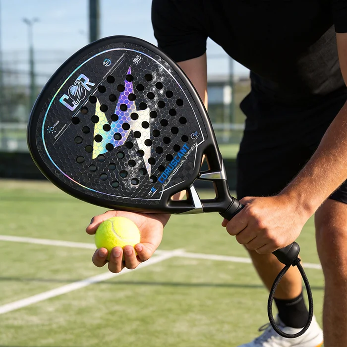 Pala de pádel de fibra de carbono 18K, marco de diamante con logo personalizado, núcleo de EVA medio, superficie exterior mate, pala de pádel duradera.
