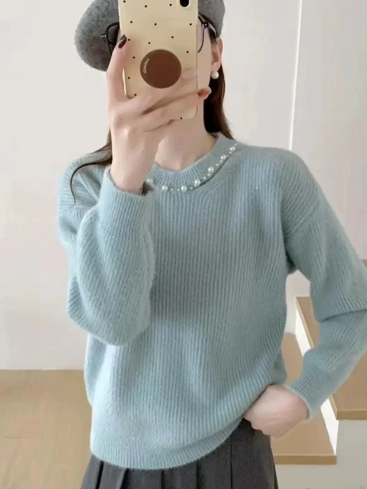 女性のファッショナブルなヴィンテージ風ビーズ付き中空ロングスリーブセーター秋冬シーズン万能エイジレストップ