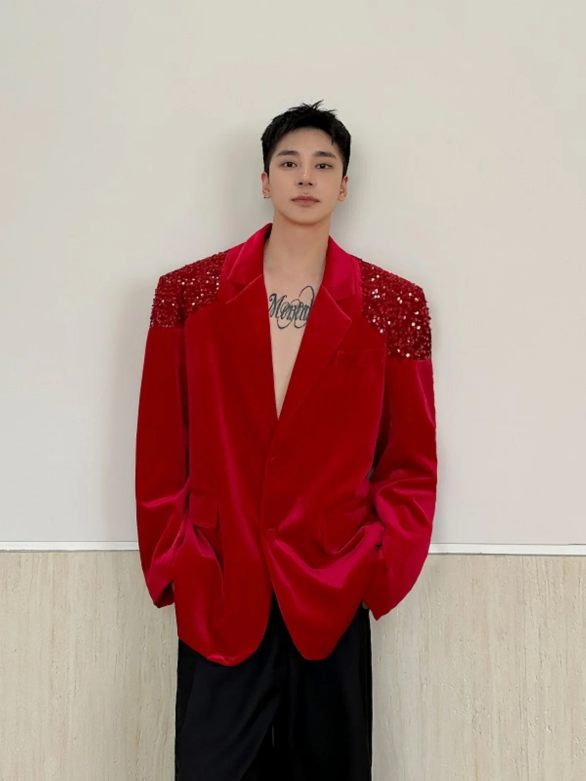 

Мужской костюм свободного кроя из вельвета с пайетками и пэчворком, красный, для повседневной носки, выступлений на сцене, церемоний, молодежный стиль