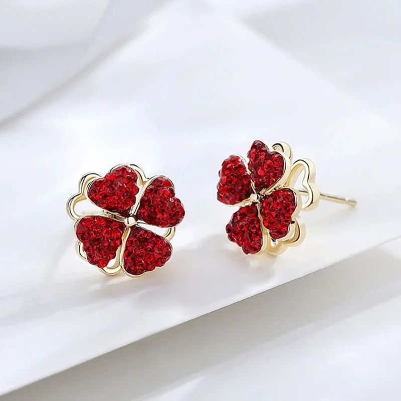 Nuovi orecchini da donna alla moda, orecchini a bottone con quadrifoglio rossi semplici e compatti