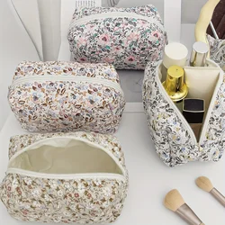 Borsa per il trucco trapuntata borsa per cosmetici floreale borsa per il trucco con Coquette gonfia estetica grande borsa da toilette da viaggio Organizer