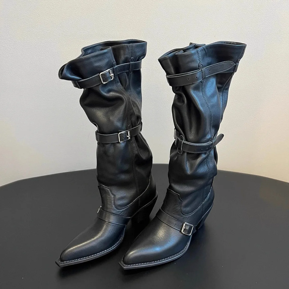 

Женские замшевые сапоги до колена для женщин, современная обувь на высоком каблуке с острым носком и металлической пряжкой, длинные сапоги на квадратном каблуке