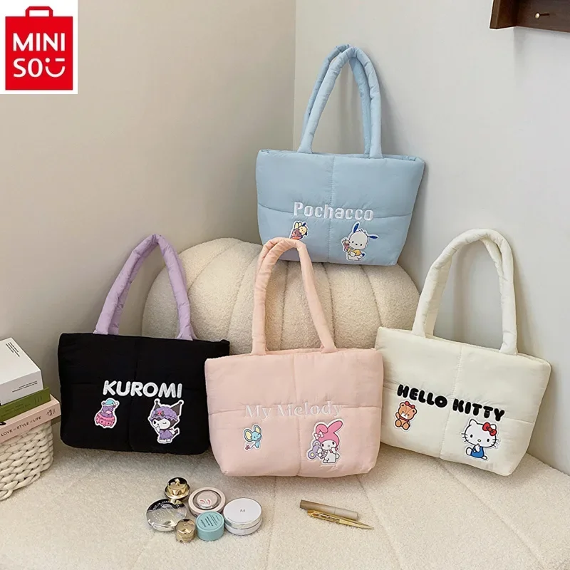 

MINISO 2024 Новая модная пуховая тканевая сумка большой емкости для женщин, Высококачественная мультяшная Милая Наплечная Сумка Kuromi