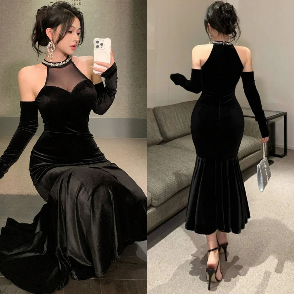 Maßgeschneidertes elegantes Abendkleid aus schwarzem Samt, klassisches Neckholder, ärmellos, Promi-Kleider, zarte Kristall-Meerjungfrau-Abschlussballkleider