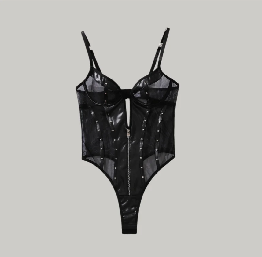 Einteiliger Damen-Dessous-Overall im heißen exotischen Stil mit transparenter Spitze und Lackleder-Details