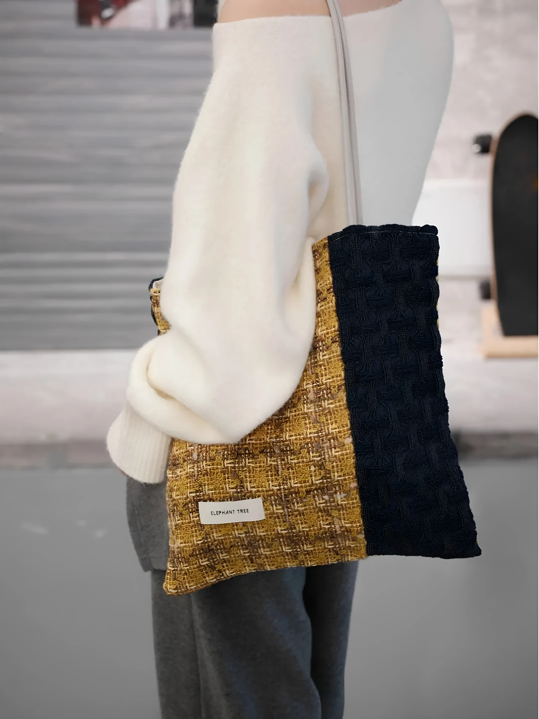 borsa-a-tracolla-in-tela-di-grande-capacita-autunno-2026-in-denim-blu-pesante-con-patchwork-in-tweed-giallo-versatile