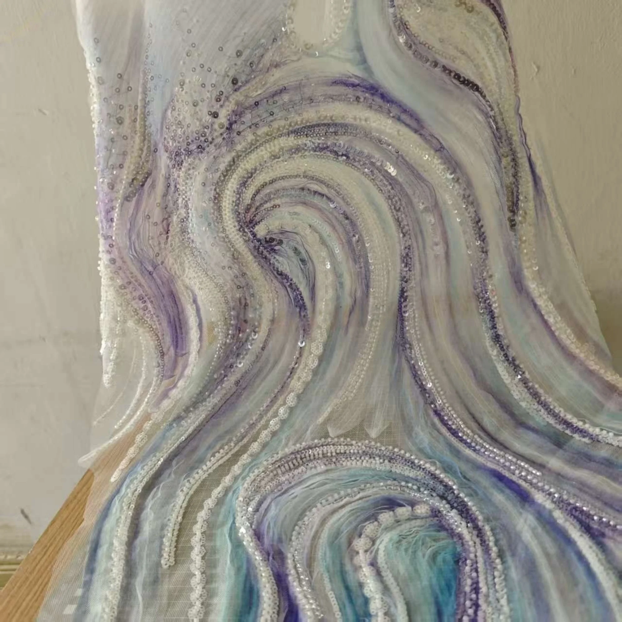 128 cm x 45 cm handbestickte Stickerei-Applikation, Ozeanwelle, blau-lila Design für DIY Couture-Schneiderei und Kleiderdekoration