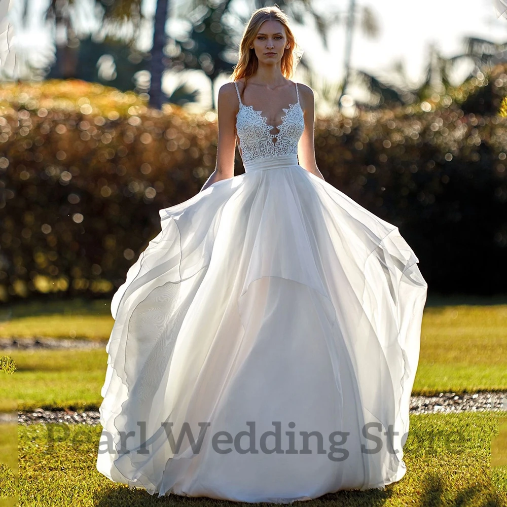 Vestido de novia bohemio de encaje con tirantes finos, sin mangas, Espalda descubierta, cuello en V, corte en a Irregular y largo hasta el suelo